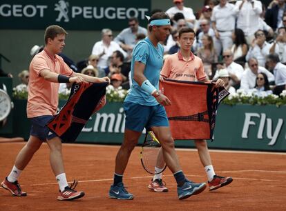 Rafael Nadal seguido pelos gandulas.