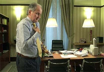 El presidente del Parlamento vasco, Juan María Atutxa, ayer, en su despacho de la Cámara.