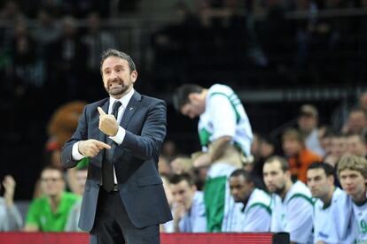 Plaza dirige un partido del Zalgiris en la Euroliga.