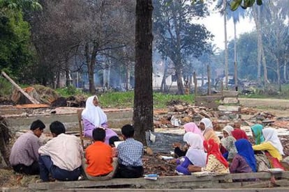 Varios niños reciben clase al aire libre en Datar Luah, un pueblo de la costa de Sumatra arrasado por el maremoto.