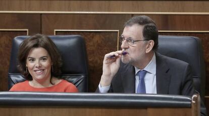 La vicepresidenta Soraya S&aacute;enz de Santamar&iacute;a y el presidente del Gobierno, Mariano Rajoy. 