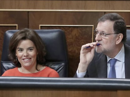 La vicepresidenta Soraya S&aacute;enz de Santamar&iacute;a y el presidente del Gobierno, Mariano Rajoy. 