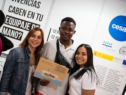 María Fernanda Villasmil, junto a Alpha Barry, el alumno que inspiró su poema. La joven, residente en España desde hace cuatro años, cuenta que se conocieron durante las clases de cocina que imparte en ONG Cesal. “Alpha siempre estaba tan alegre, siempre era tan fuerte, no me imaginaba todo lo que tuvo que sufrir. Me ha marcado la vida”, comenta. 