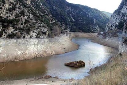 Vista del pantano de Oliana, en Lleida, con un nivel mínimo de agua.