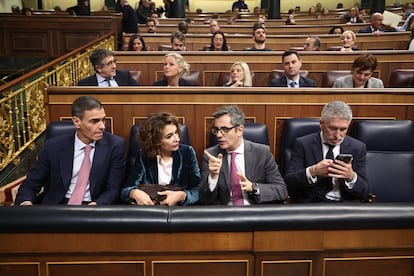 Pedro Sánchez, junto a María Jesús Montero, Félix Bolaños, y Fernando Grande-Marlaska