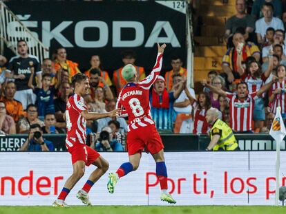 29 August 2022, Spain, Valencia: Atletico Madrid's Antoine Griezmann celebrates scoring his side's first goal with team mate during the Spanish La Liga soccer match between Valencia CF and Atletico Madrid at Mestalla Stadium. Photo: Pablo Garcia/DAX via ZUMA Press Wire/dpa
Pablo Garcia/DAX via ZUMA Press / DPA
29/08/2022 ONLY FOR USE IN SPAIN