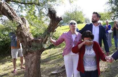 La familia de Antonio Cedillo, asesinado por ETA, junto al olivo plantado en el acto de Rentería.