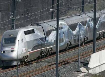 Imagen del tren del récord, modificado especialmente para la ocasión. Es la rama nº4402, del TGV POS (Paris-Ostfrankreich-Süddeutschland o, en español, París-Este de Francia-Sur de Alemania).