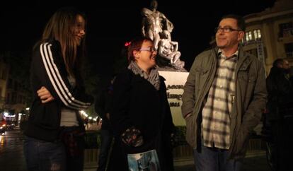 Un grupo de concentrados ayer en Tarragona para protestar por la actuación de los Mossos.