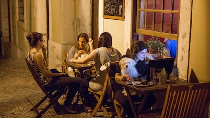 Terraza de un bar en el barrio de Alfama, en Lisboa.