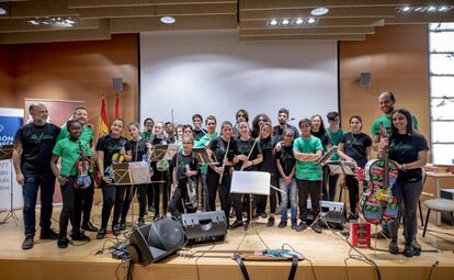 Foto de familia de 'La Música del Reciclaje' tras un concierto ofrecido en el Centro Alzheimer Fundación Reina Sofía de Madrid en diciembre de 2018.