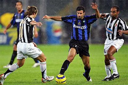 Figo, con la camiseta del Inter, en un partido ante el Juventus.