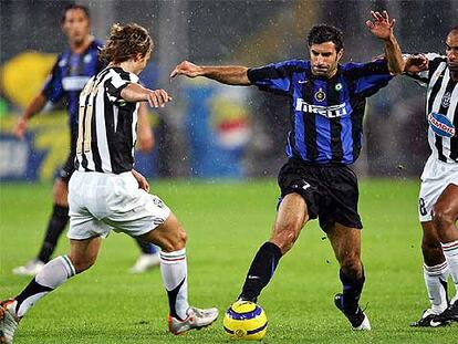 Figo, con la camiseta del Inter, en un partido ante el Juventus.