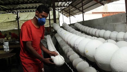 Detento trabalha na fabricação de bolas de futebol em MG.