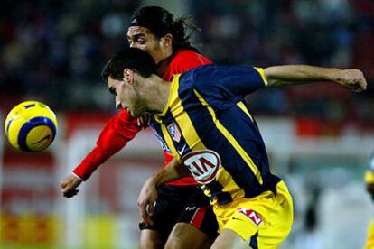 Pablo y Arango pelean por controlar un balón aéreo.