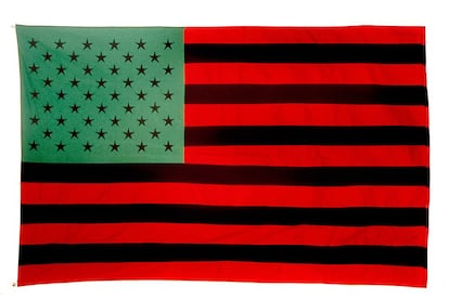 La bandera de EE UU, reinterpretada por David Hammons en 'African American Flag' (1990).