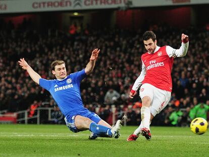 Cesc, tras superar a Ivanovic, en el momento de disparar para conseguir el segundo gol del Arsenal.