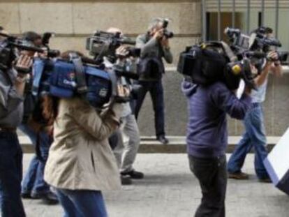 Tres trabajadores trasladan el armario acorazado en el que se entregaron las actas de la Junta al juzgado y que ahora deben ser devueltas.