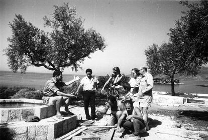 Patrick y Joan Leigh Fermor con Mikos y Barbara Ghika y dos trabajadores, en la terraza de la exedra durante la construcción de su casa en Kardamili, en 1967.