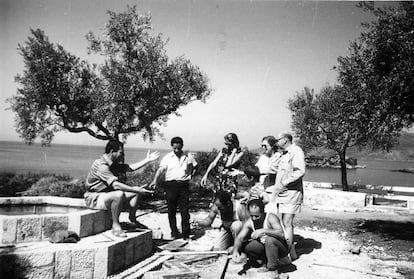 Patrick y Joan Leigh Fermor con Mikos y Barbara Ghika y dos trabajadores, en la terraza de la exedra durante la construcción de su casa en Kardamili, en 1967.