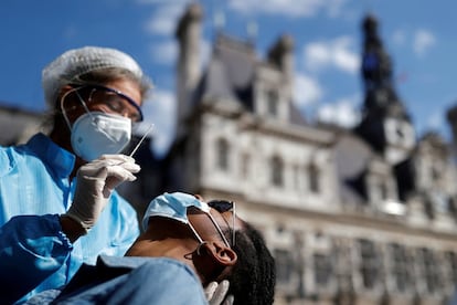 Personal sanitario realiza una prueba para detectar coronavirus, frente al Ayuntamiento de París.