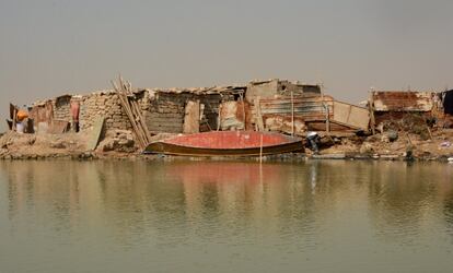 El hogar donde vive Nasr junto a su familia, de 20 miembros está situado en el asentamiento Talibiyah, donde viven unas 600 personas y solo se puede llegar en bote. Este lugar está a solo unos metros de la zona donde trabaja AKAF. Las familias llevan años sufriendo el problema de los explosivos en la zona.