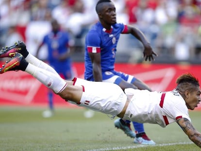 Paolo Guerrero remata ane Hait&iacute;.