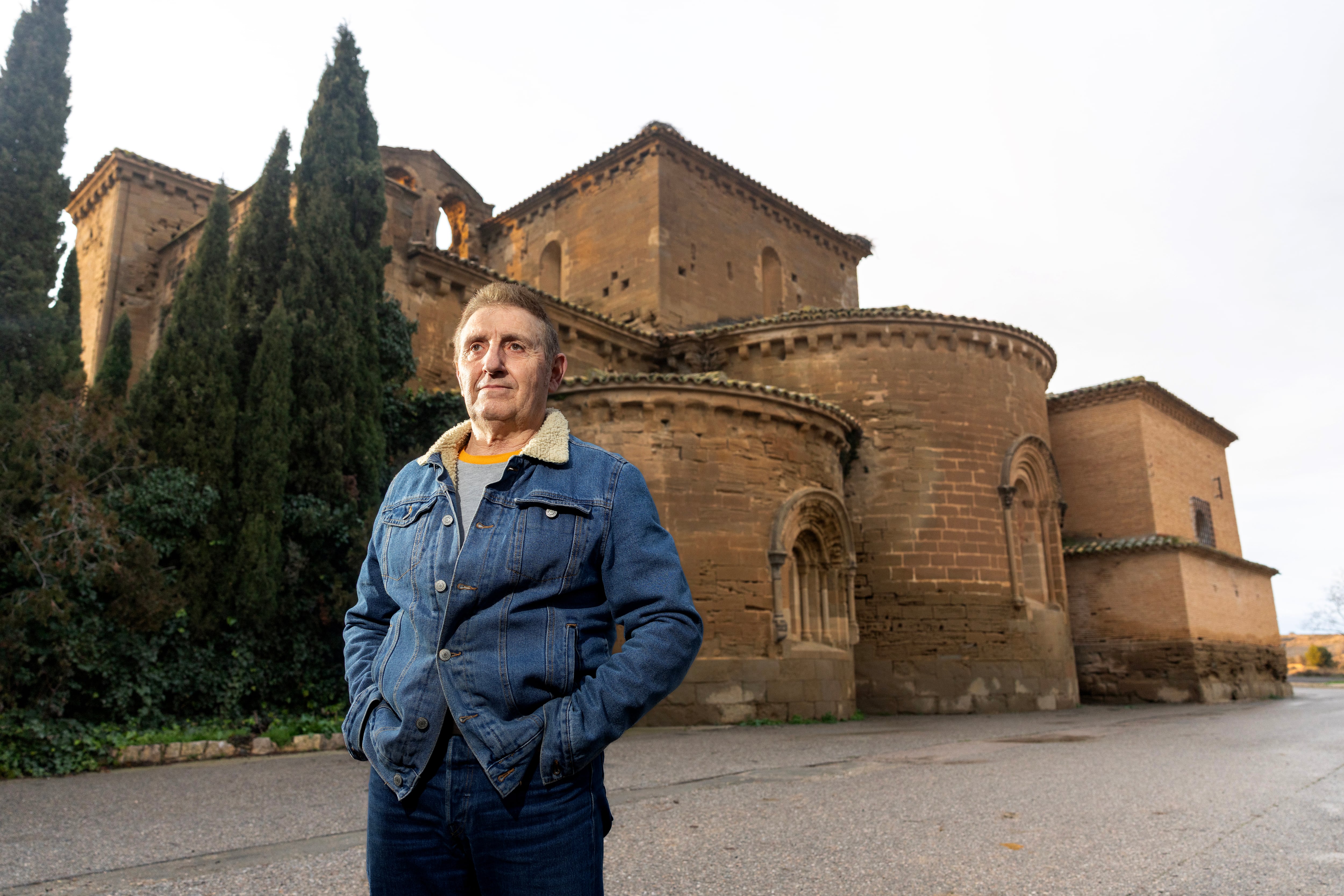 Alfonso Salillas, principal impulsor del litigio para que las conocidas como pinturas de Sijena regresen a Aragón, junto al monasterio de Santa María, en Villanueva de Sijena (Huesca), el 21 de enero.