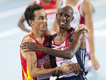 Jesús España y Mo Farah, segundo y primero respectivamente en la final de 5.000 metros, se felicitan tras cruzar la meta.