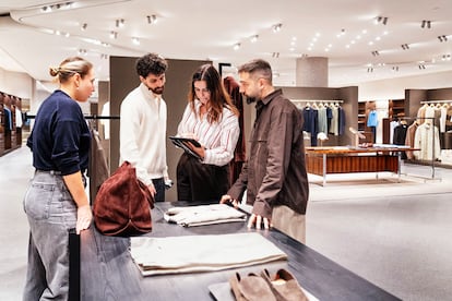 Un equipo trabaja en en una tienda piloto de Zara donde se testan los espacios para incorporar a las tiendas.