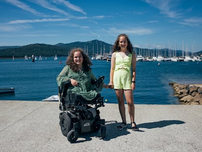 Las hermanas gemelas Cayetana y Celia, fotografiadas el día 13 en Portosín (A Coruña).