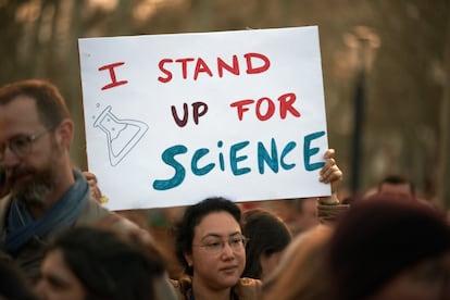 Mujer con cartel Defiendo la ciencia