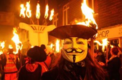 Un participante en la Bonfire night de Lewes (Reino Unido), con una máscara de Guy Fawkes.
