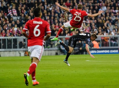 Thomas Mueller (arriba) del Bayern y Toni Kroos (d) del madrid compiten por el balón. 