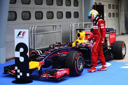 Alonso observa el Red Bull de Vettel. 