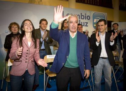El presidente del PP andaluz, Javier Arenas, junto a Rosario Soto en la presentación de la lista por Almería para las elecciones andaluzas.
