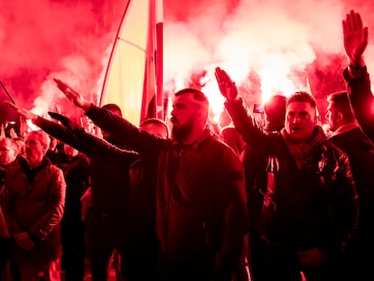 Un grupo hacía el saludo fascista en una manifestación convocada por Falange el 18 de noviembre junto a la sede del PSOE en Madrid.