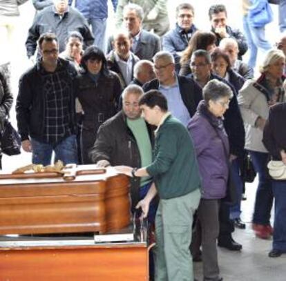 Funeral celebrado ayer del hombre de 53 años que fue encontrado sin vida poco antes de que se ejecutara la orden de desahucio que pesaba sobre su vivienda en Granada. EFE/Archivo