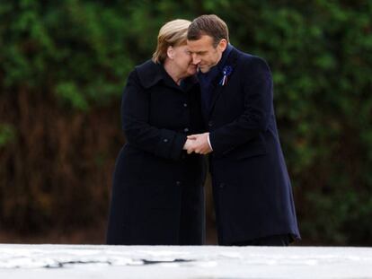 La canciller alemana, Angela Merkel, y el presidente francés Emmanuel Macron, estrechan sus manos en los actos conmemorativos del centenario de la Gran Guerra en París.