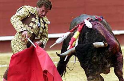 Curro Vázquez en su faena al cuarto victorino de la tarde.