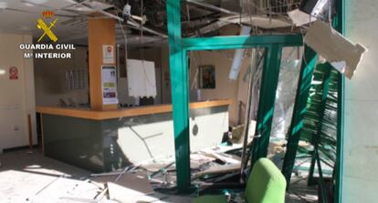 Una sucursal bancaria tras sufrir una explosión en su cajero.
