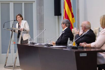 Los expresidentes del Parlament Joan Rigol (2d), Ernest Benach (2i) y Núria de Gispert (d), durante un acto de apoyo a Carme Forcadell.