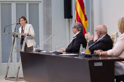 Els expresidents del Parlament Joan Rigol (2d), Ernest Benach (2e) i Núria de Gispert (d), durant un acte de suport a Carme Forcadell.