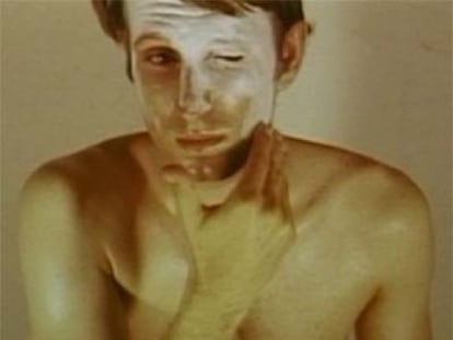 Imagen del filme 'Art Make-Up' (1967-1968), de Bruce Nauman.
