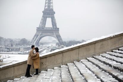 Una pareja se besa enfrente de la Torre Eiffel en París (Francia), el 7 de febrero de 2018.