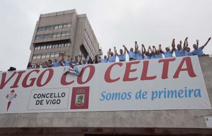 Jugadores del Celta celebran su ascenso junto al ayuntamiento de Vigo.