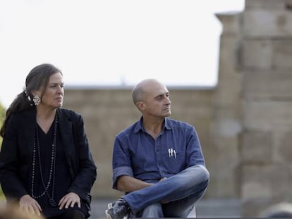 El secretario pol&iacute;tico de Podemos, &Iacute;&ntilde;igo Errej&oacute;n (d), junto al actor Pepe Viyuela (c), y la fot&oacute;grafa Ouka Leele (i), durante &#039;La cultura que podemos&#039;.