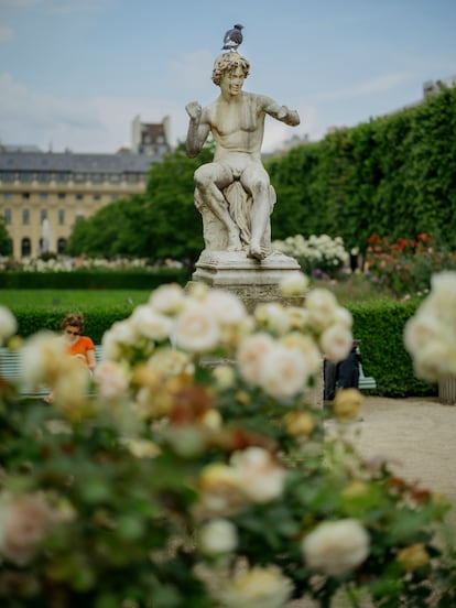 Flores y estaturas en los Jardins du Palais-Royal.