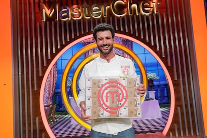 El cocinero Eneko con los 100.000 euros del premio.