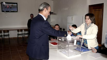 Mario Conde, candidato a la Xunta por el SCD, que ha votado por primera vez en Galicia, en el municipio ourensano de A Mezquita